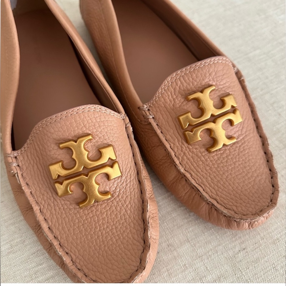 TORY BURCH EVERLY DRIVER LOAFER IN PINK MOON GOLD
BRASS LOGO SIZE 10.5 like new
